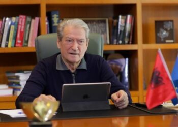 “Shtyrja po bëhet e padurueshme”, Berisha hap iPad-in dhe zotohet për protesta, por nuk ka një datë!