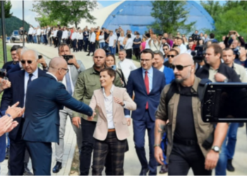 FOTO/ ‘Nuk i druhemi asgjëje’, Bërnabiç mbërrin në Mitrovicë, pritet nga serbët