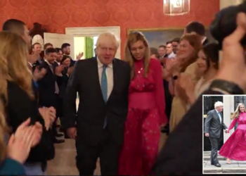 VIDEO+FOTO/ Johnson dorëzon detyrën, me bashkëshorten për dore largohet nga Downing Street