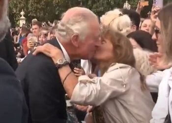 VIDEO/ Puthi mbretin Charles III para Buckingham Palace, habit qytetarja britanike: Ai është kaq i bukur. Nuk e kisha menduar kurrë që do të puthja një mbret!