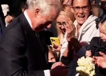 VIDEO/ Qytetarja i bën një ‘super dhuratë’, Mbreti Charles shkrihet së qeshuri, të tjerët e duartrokasin, megjithë janë homazhet për Elizabeth II