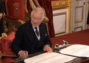VIDEO/ Momenti kur mbreti Charles III humb durimin dhe ‘del nga vetja’, po firmoste dokumentet por e pengonte kutia e…!