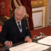 VIDEO/ Momenti kur mbreti Charles III humb durimin dhe ‘del nga vetja’, po firmoste dokumentet por e pengonte kutia e…!
