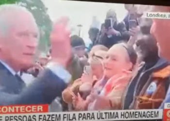VIDEO/ Refuzoi t’i japë dorën njeriut me ngjyrë? Pamjet e Mbretit Charles III po bëjnë xhiron e botës, akuza…!