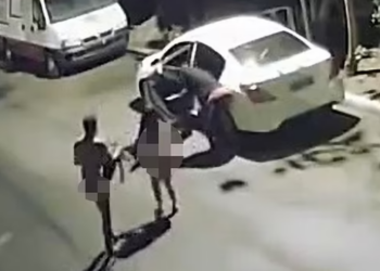 VIDEO/ Çiftit i grabisin makinën teksa ishin në intimitet në sediljen e pasme
