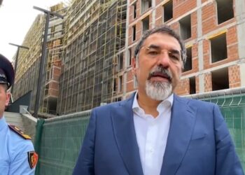 Çuçi në terren, paralajmëron konfiskimin e 1200 m2 shtesa kati pa leje në Farkë: Ndërtuesi ka dy mundësi. S’do bëhemi agjenci imobiliare, por…