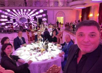 FOTOT/ ‘Dashi, rrofsh që na mblodhe’! Deputeti i PD marton vajzën dhe bën bashkë demokratët