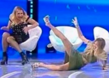 VIDEO / Moderatorja e njohur rrëzohet në mes të emisionit