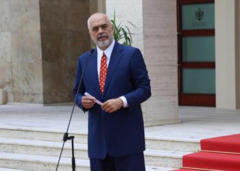 Bashkia e Sarandës pagoi 23 milionë grupin polifonik për të kënduar për Kryeministrin? Rama: Përrallë