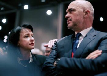 Edi Rama sipas një vartësi të tij