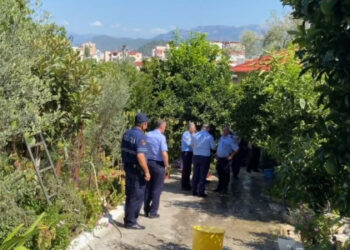 “Do i vras të gjithë”/ Burri plagosi gruan, dëshmitarët rrëfejnë momentet e arrestimit të tij: Mjekohej prej 2 vitesh, ishte…