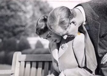 VIDEO/ Ekspertja mbretërore: Elizabeth II vdiq nga zemra e thyer. Duka i Edinburgut ishte forca e saj, pa të ajo s’do ishte monarkja që njohim