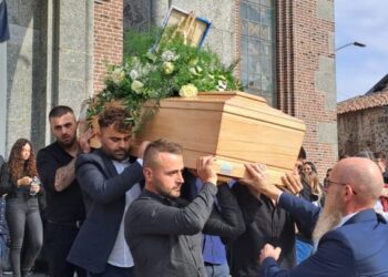 “Zot, ku ishe të premten kur Emanueli po bënte mirë”, lumë njerëzish në varrimin e 23-vjeçarit shqiptar që u vra tragjikisht në Itali