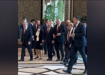 VIDEO/ Erdogan mbështetet tek Putin në Samitin e Shangait, duke folur dhe buzëqeshur me njëri tjetrin