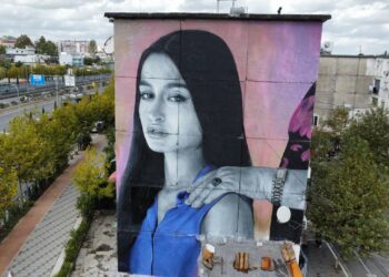 FOTOT / Artistja e njohur franceze realizon muralen në kryeqytet, Veliaj: Tirana zgjohet me art!