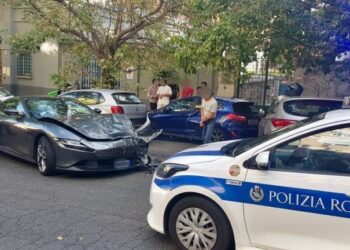 Vetëm dëme/ Shqiptari shkakton aksident mijëra eurosh, përplas me Ferrarin luksoz 4 makina të tjera