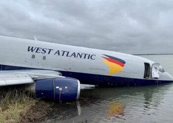 FOTOT/ Frenim i gabuar, avioni ‘Boeing 737’ përfundon në liqen