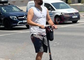 FOTO/ Aktori Gaz Paja, me scooter në rrugët e Tiranës
