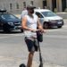 FOTO/ Aktori Gaz Paja, me scooter në rrugët e Tiranës