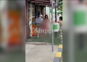 VIDEO+18/ Vajza e re del e zhveshur nudo në mes të Tiranës, ‘tmerrohen’ kalimtarët