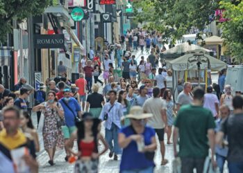 Varianti i ri i COVID/ Konfirmohet rasti i parë i mutacionit “Centaur” në shtetin fqinj