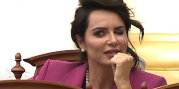 VIDEO/ Kujt po ia shkel syrin Grida Duma në Kuvend?!