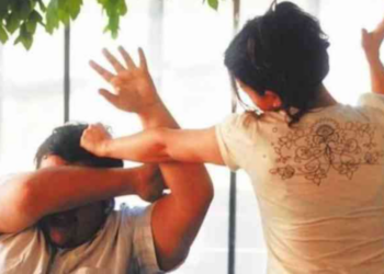 Sherri i mbyllur me dhunë: Rrahu burrin me bishtin e fshesës, arrestohet gruaja