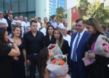 FOTOT/ Familja Hajdari e bashkuar dhe më e madhe pranë Memorialit të Azemit, djemtë prezantojnë partneret, Rudina shoqërohet nga vajza