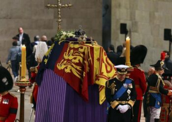 “Gjuajti” dy gra/ Homazhet për mbretëreshën Elisabeth II, arrestohet një 19-vjeçar për ngacmim seksual