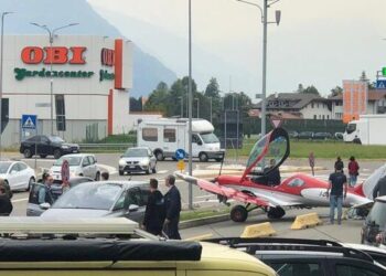 Prag tragjedie/ Avioni bën ulje të detyruar mbi një supermarket, plagosen 5 persona në Itali