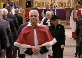 VIDEO/ Po ecte në kishë krah për krah me mbretin Charles III, Camillës i ndodh e papritura: Rrëshqet dhe…!