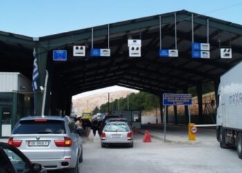 Bllokohet kalimi në doganën e Kapshticës/ Krijohen radhë të gjata automjetesh, ja shkaku