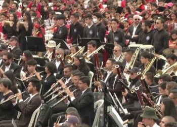 Rekord! Orkestër me 16 mijë muzikantë, u mblodhën në Kolumbi në përkujtim të fundit të…
