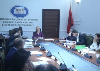 Deputeti i PD pro hapjes së dosjeve: S’mund të qeverisemi nga spiunë të kamufluar, të dalin sa më shpejt nga politika