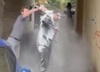 VIDEO / Sulmohet ministri i Financave të Kosovës, i zbrazin pakon e miellit në kokë