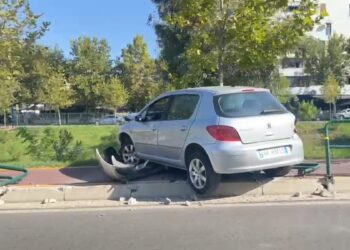 Aksident rrugor tek materniteti “Koço Gliozheni”, makina përfundon mbi trotuar