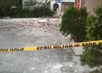 Mamurras/ Shkëputet ballkoni i katit të pestë në një pallat, banorët dalin të tmerruar