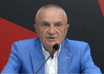 Meta del të urojë fëmijët dhe flet për protestën tek plehrat: Ose me ne, ose me Ramën! S’ka rrugë tjetër!