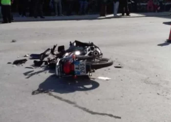 Furgoni përplaset me motorin, humb jetën një person