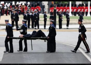 Rasti i dytë/ Funerali i Mbretëreshës, një tjetër oficer policie humb ndjenjat, transportohet me barelë në spital