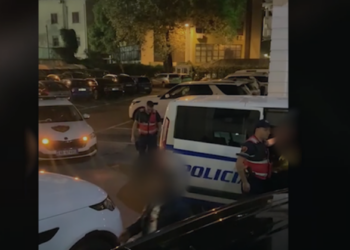 VIDEO/ Transportonte 14 emigrantë të paligjshëm, arrestohet 59-vjeçari nga Durrësi