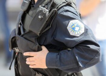 Sulmohen tre efektivë të policisë, personi që do arrestonin i qëllon me thikë