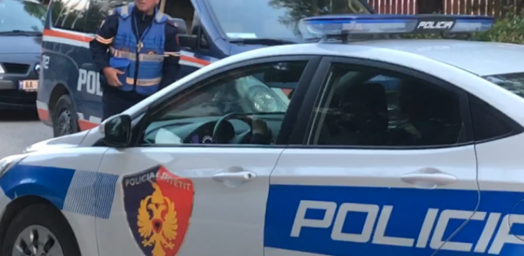 Sherr në autostradën Tiranë-Durrës, tentohet të merret peng një person