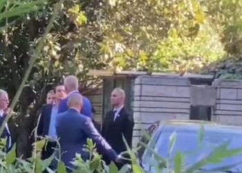 Vila qeveritare Tiranë/ Pas 2 orë takim ‘kokë më kokë’, Rama del i qeshur, i hedh dorën në qafë Kurtit. Ja për çfarë u bisedua