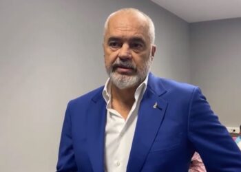 100 shkolla pajisen me laboratorë “smart”, Rama: Do t’i shtrijmë më tutje programet e kodimit