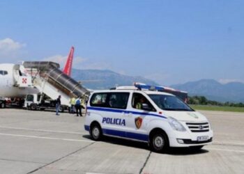 Ndalohet në Rinas gazetari turk, kërkon azil politik në Shqipëri: Nëse më dëboni, më rrezikohet jeta!