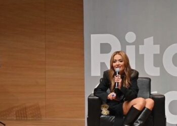 VIDEO/ Rita Ora bashkëbisedim me studentë të Liceut Artistik në Tiranë: Kurrë s’kam ndaluar së ëndërruari! Ja kur do ta publikoj albumin e ri