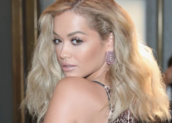 VIDEO: Fansi shqiptar i propozon për martesë, Rita Ora i jep përgjigjen ‘epike’