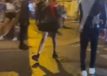 VIDEO/ Ngjarje e rëndë, një grup djemsh dhunojnë barbarisht një vajzë në mes të rrugës në kryeqytet