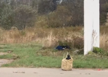 VIDEO/ Rusët “mposhtin” frikën me alkool, burrin e zë gjumi në mes të rrugës para se të shkojë në luftë